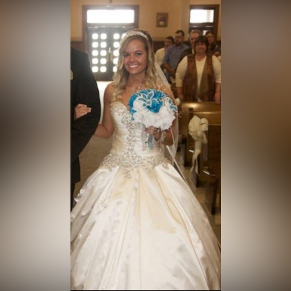 Wedding dress-Allure Elegant Ivory Ball Gown with Beaded Bodice number 9003 - Picture 11 of 16